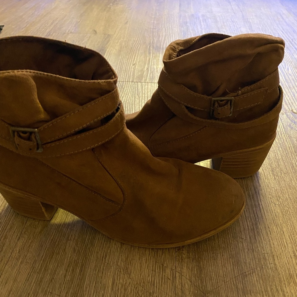 AMERICAN EAGLE 7.5 booties